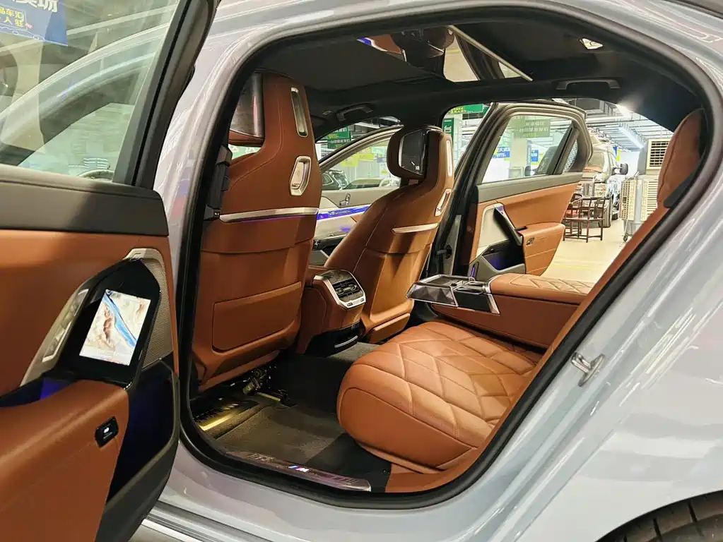 BMW 7 Series — миниатюра 11