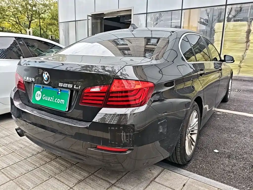 BMW 5 Series — миниатюра 7