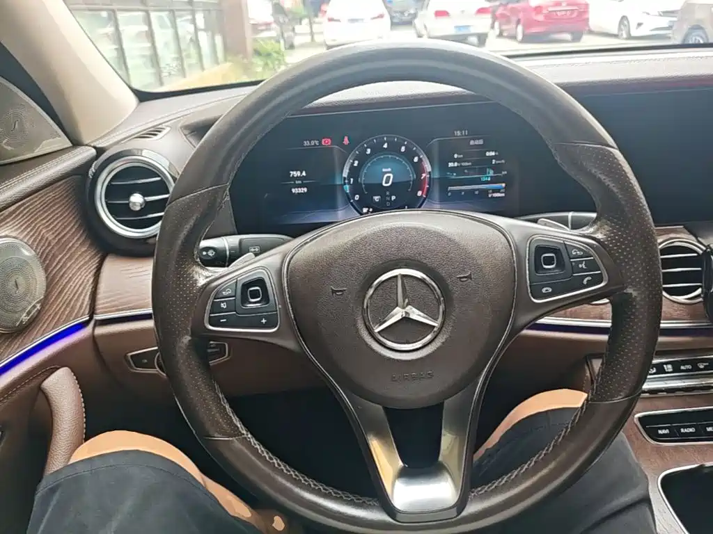 Mercedes-Benz E-Class — миниатюра 11