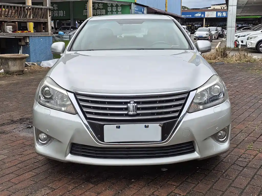 Toyota Crown — миниатюра 2