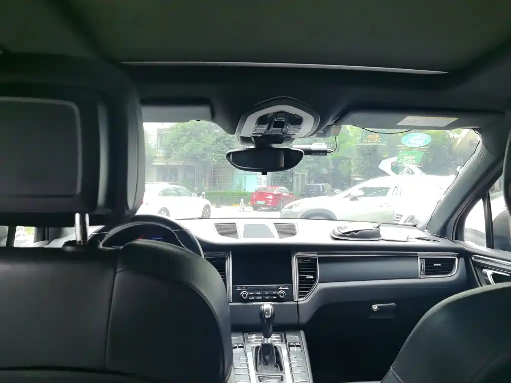 Porsche Macan — миниатюра 9