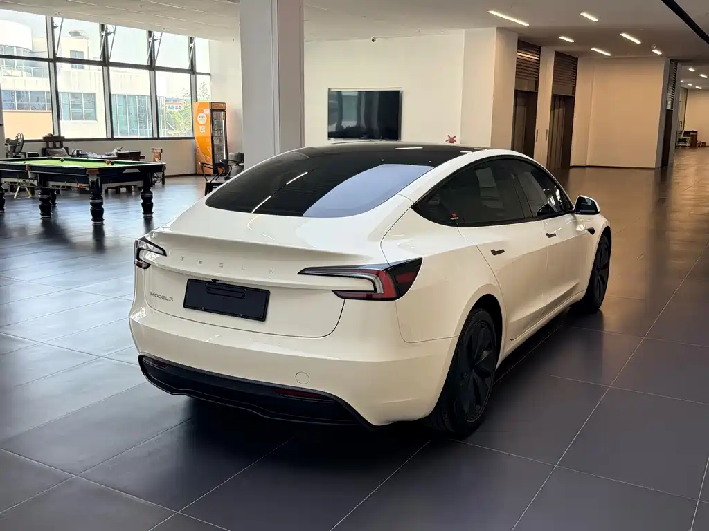 Tesla Model 3 — миниатюра 6