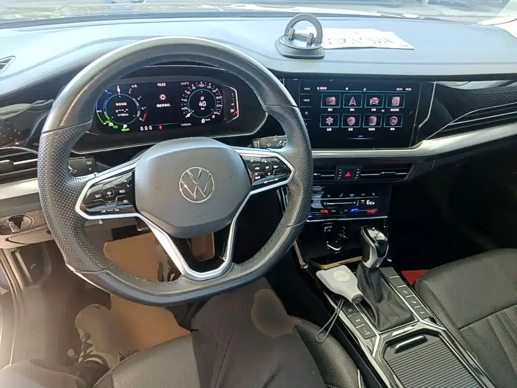 Volkswagen Passat PHEV — миниатюра 10