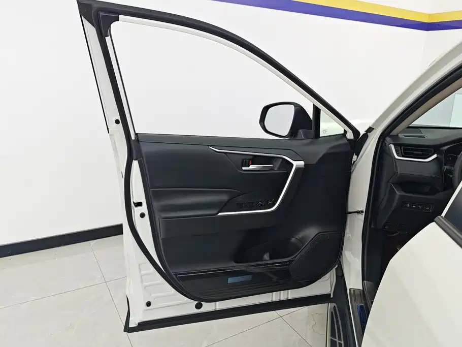 Toyota RAV4 — миниатюра 7