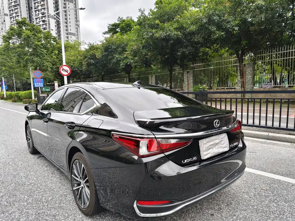 Lexus ES 2022 300h Premium