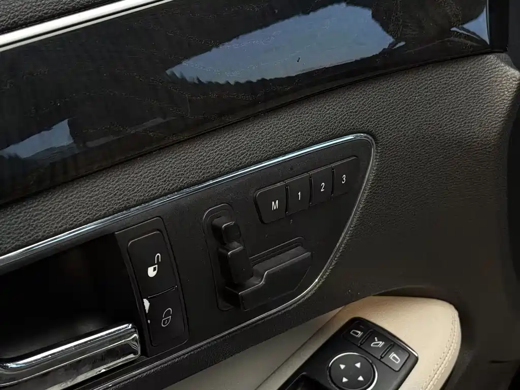 Mercedes-Benz E-Class (Import) — миниатюра 13