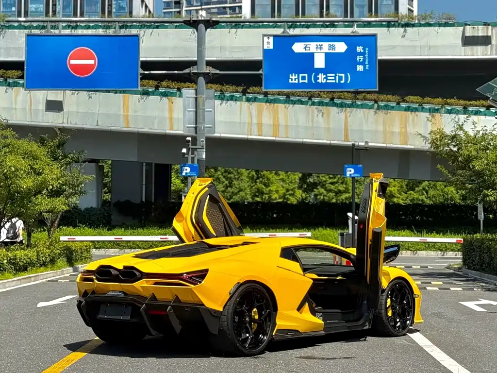 Lamborghini Revuelto — миниатюра 7