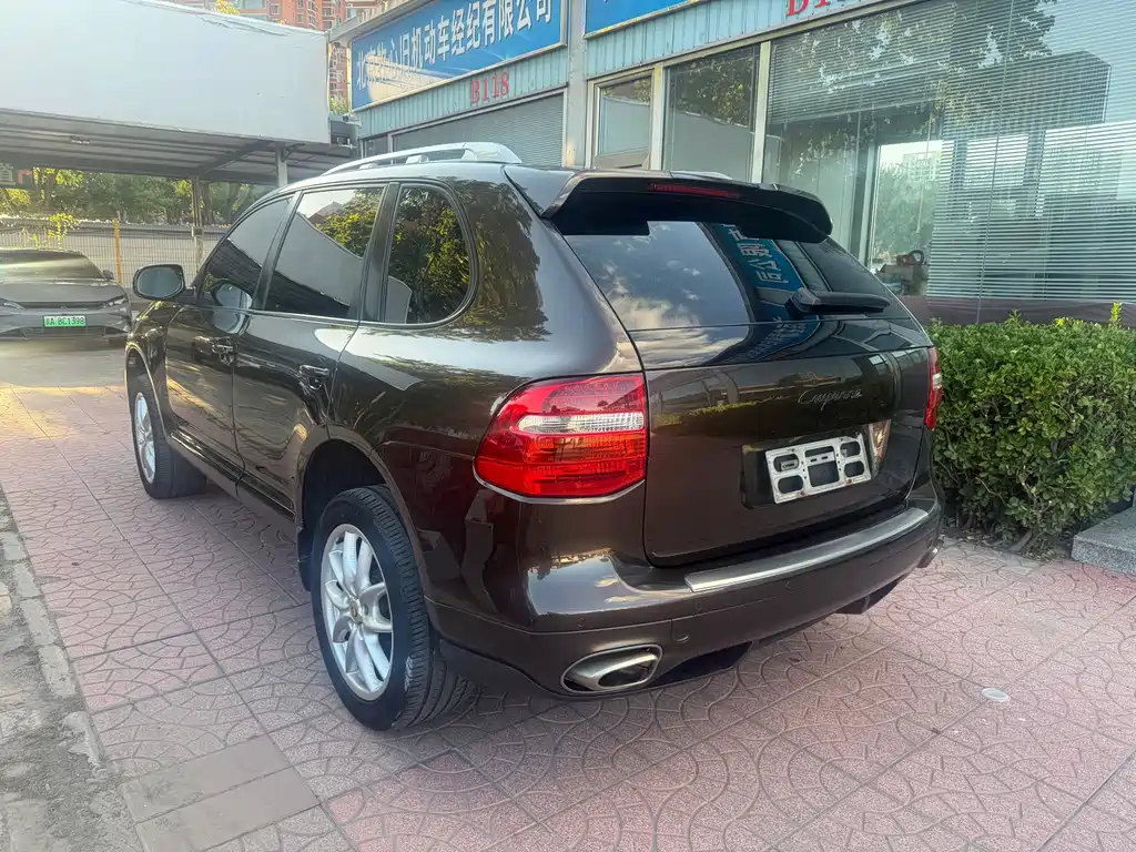 Porsche Cayenne — миниатюра 6