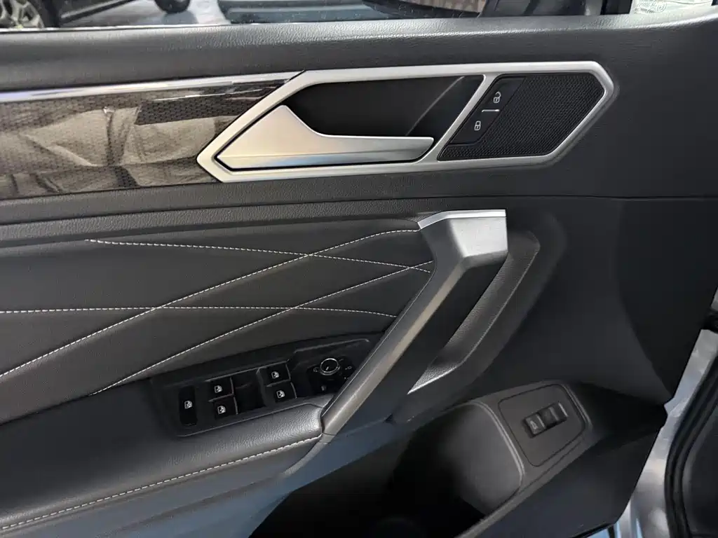 Volkswagen Tiguan L - фото 10