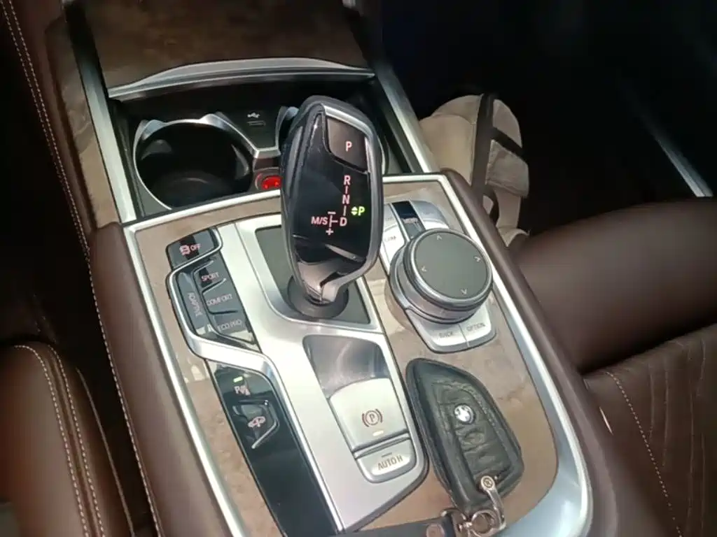 BMW 7 Series — миниатюра 6