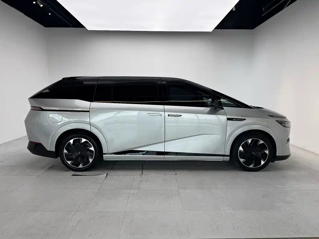 XPeng X9 — миниатюра 8