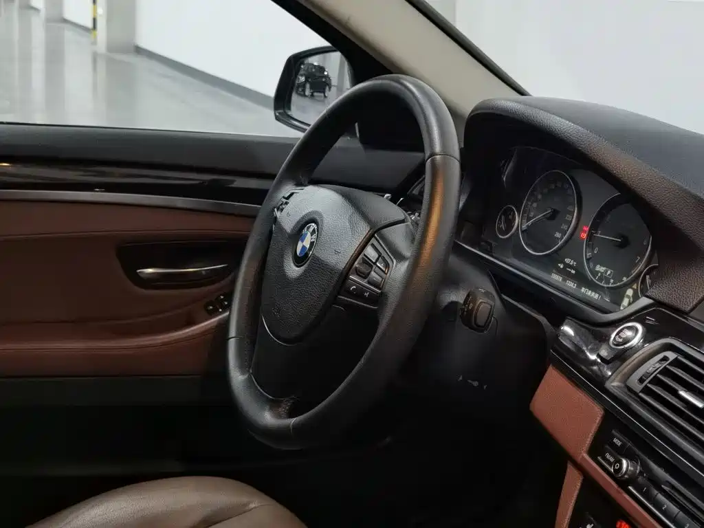 BMW 5 Series — миниатюра 22