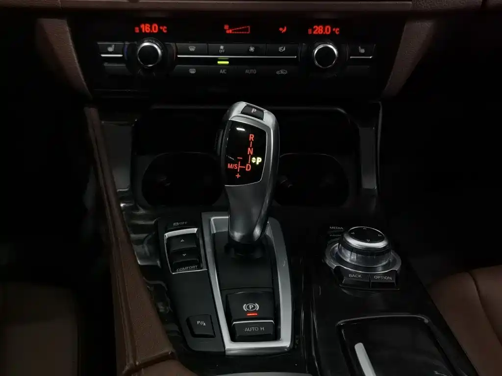 BMW 5 Series — миниатюра 13