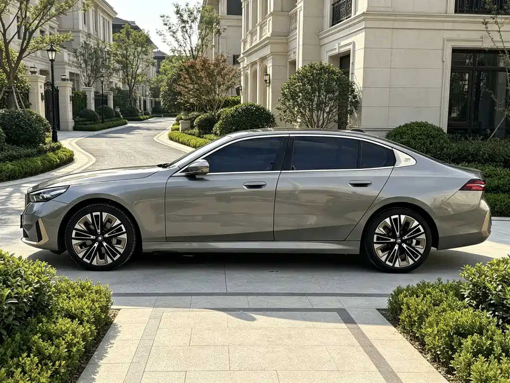 BMW 5 Series — миниатюра 8