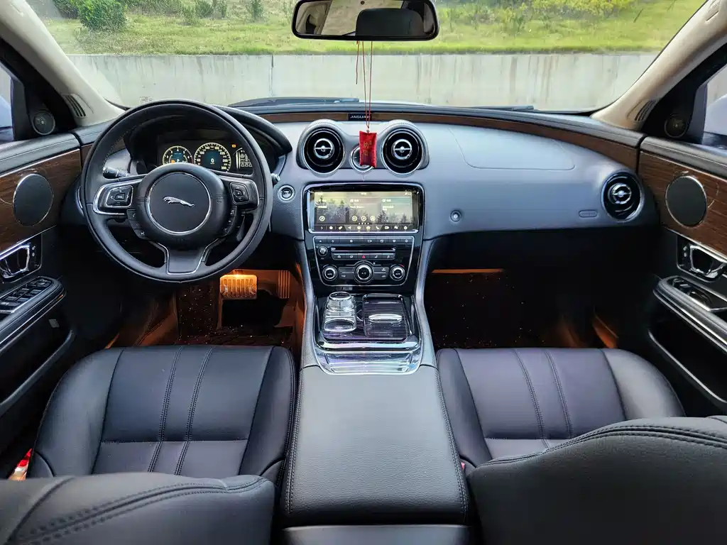 Jaguar XJ — миниатюра 15