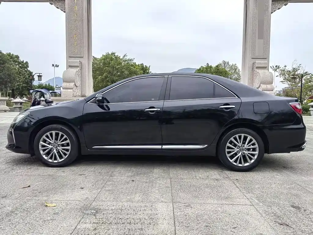 Toyota Camry — миниатюра 3