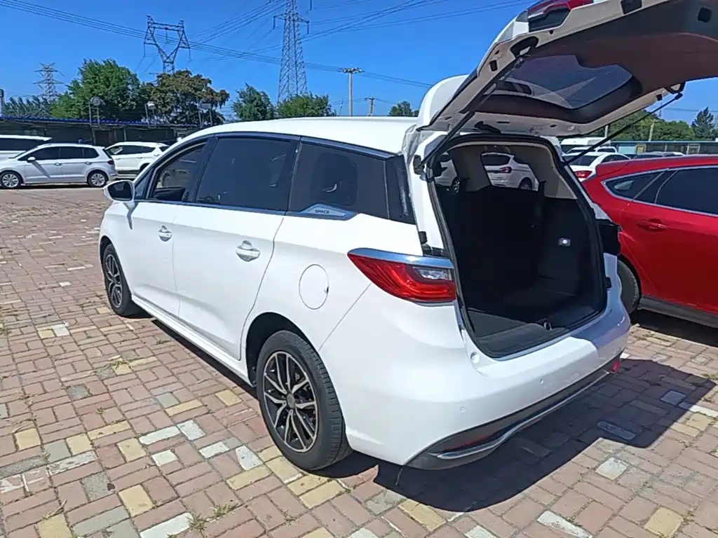 BYD MAX — миниатюра 5
