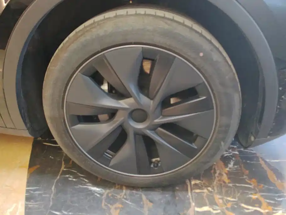 Tesla Model Y — миниатюра 6