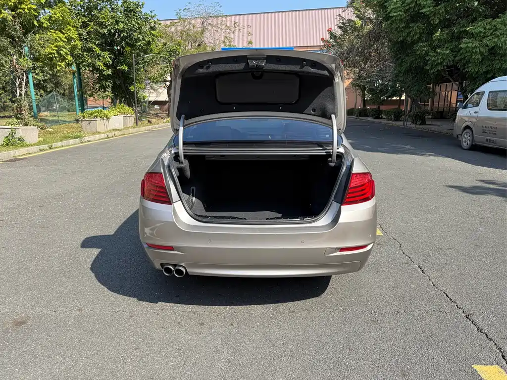 BMW 5 Series — миниатюра 14