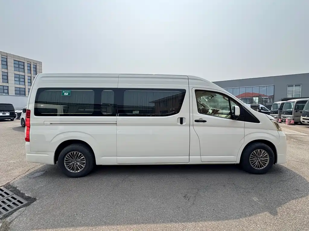 Toyota HiAce 2021 3.5L AT