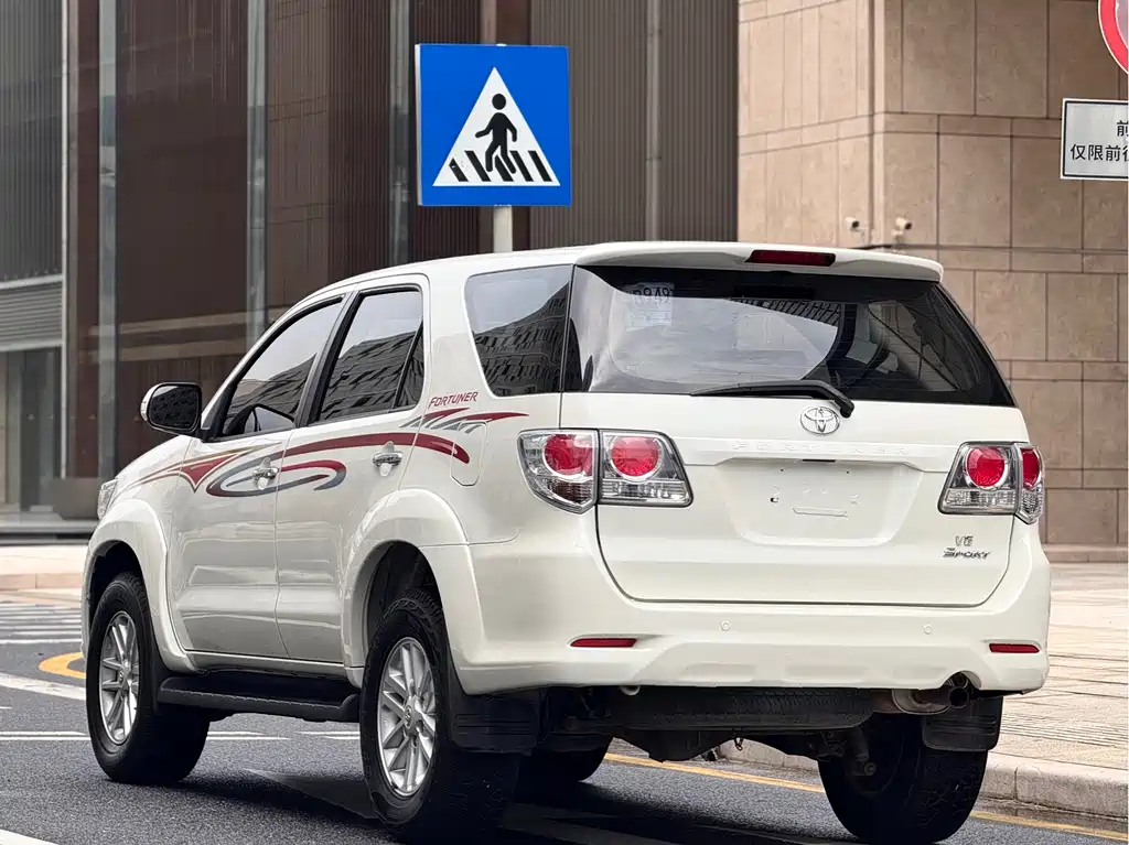 Toyota Fortuner — миниатюра 5