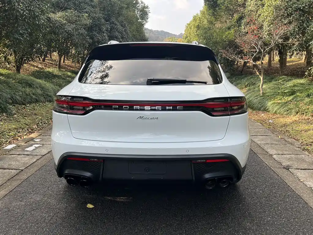 PORSCHE MACAN