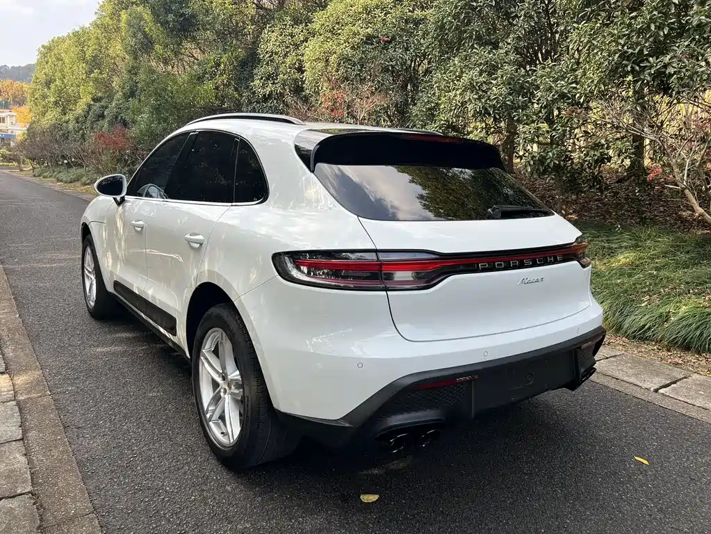 PORSCHE MACAN