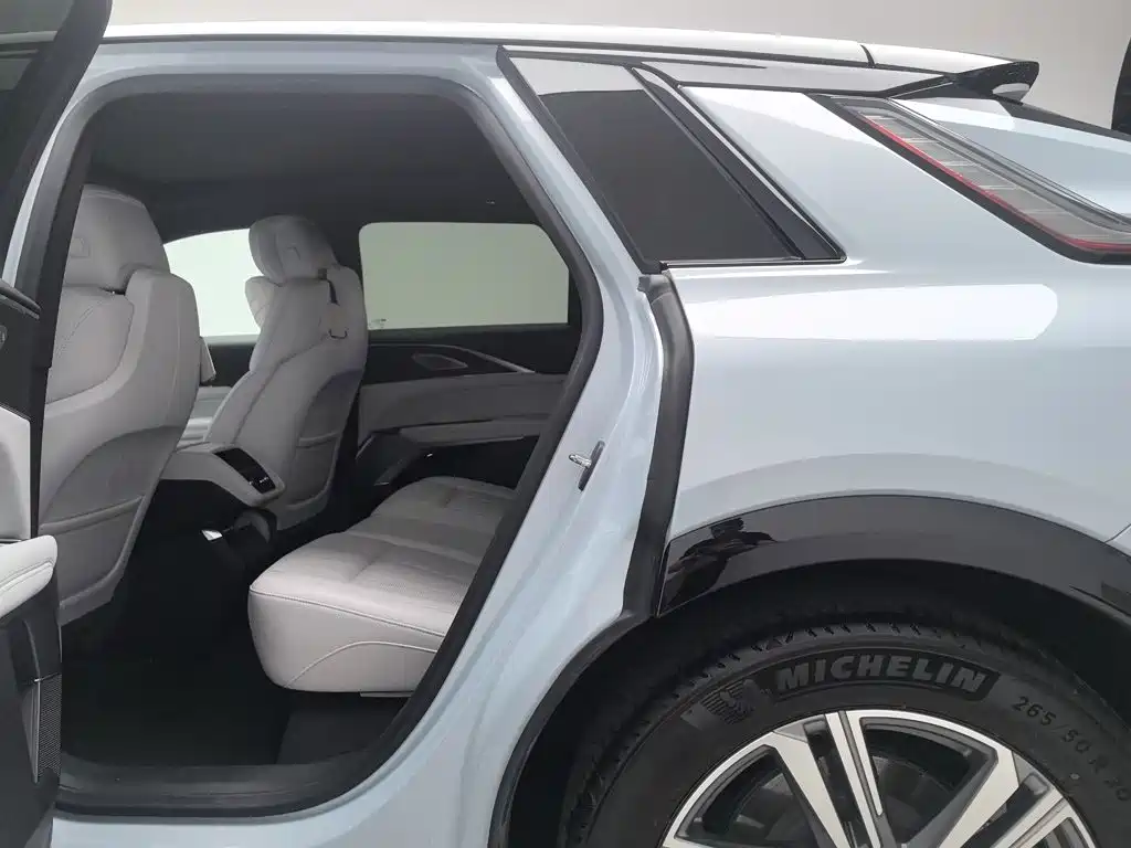 Cadillac Lyriq — миниатюра 15