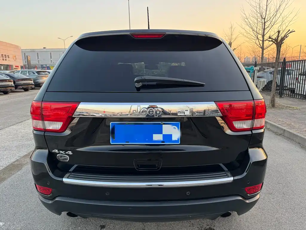 Jeep Grand Cherokee (Import) 5.7L Flagship Distinguished Edition, фото 3