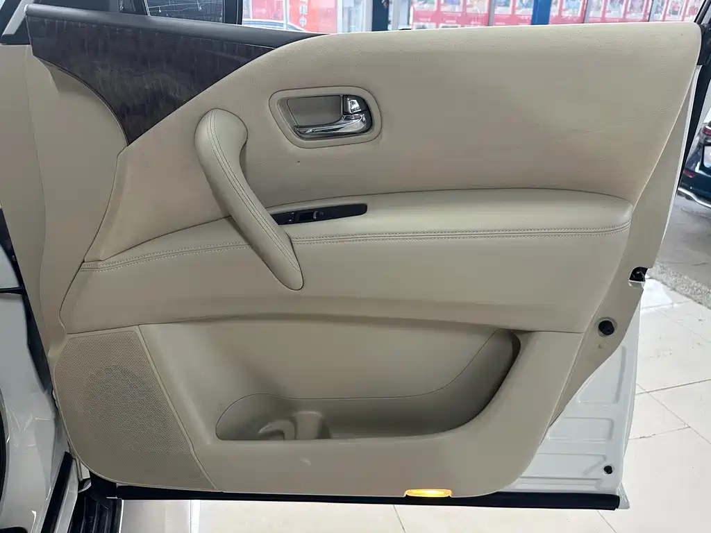 Nissan Patrol — миниатюра 6