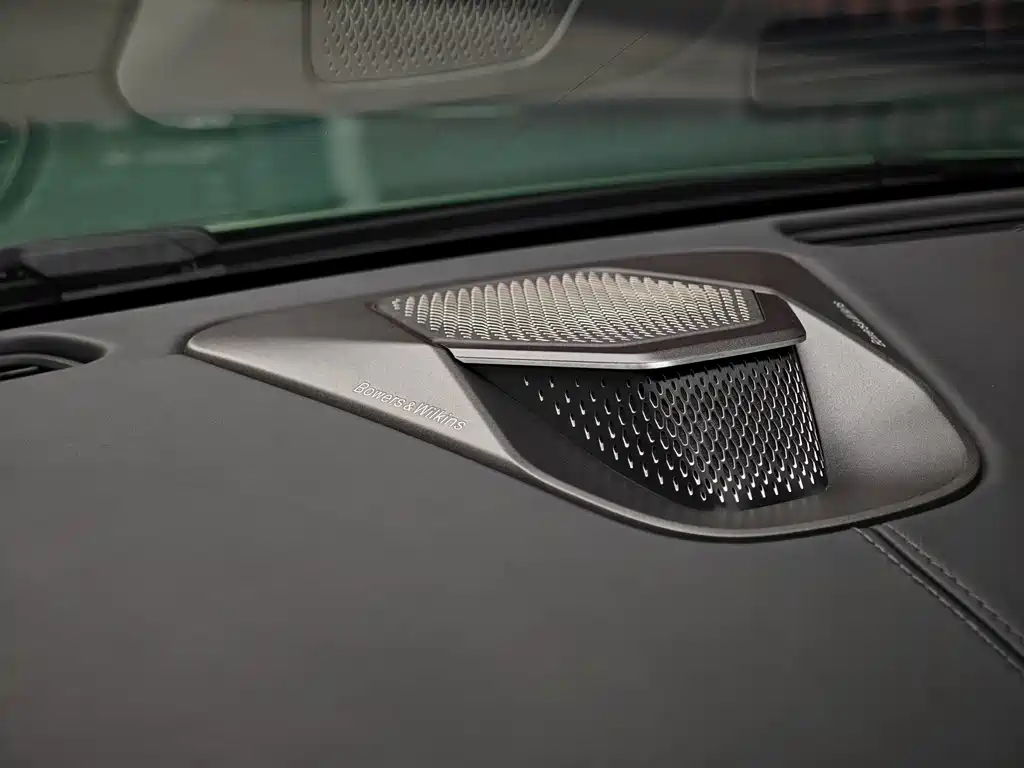 Aston Martin DB12 — миниатюра 20