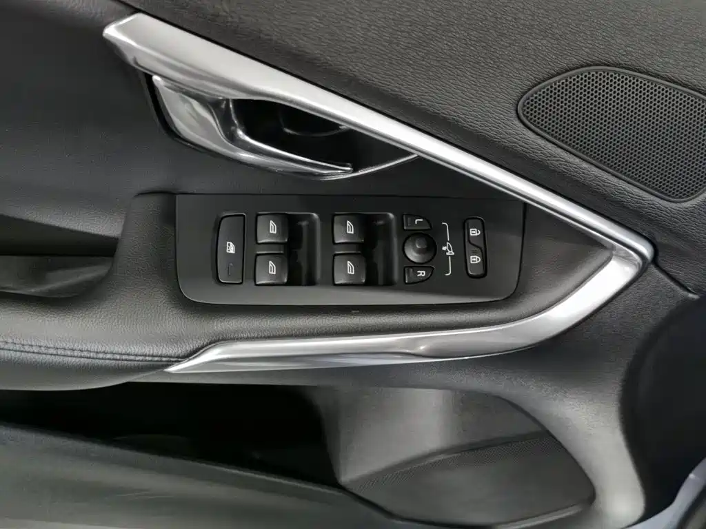 Volvo V40 — миниатюра 9