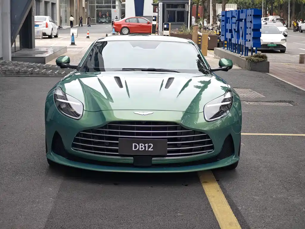 Aston Martin DB12 — миниатюра 2