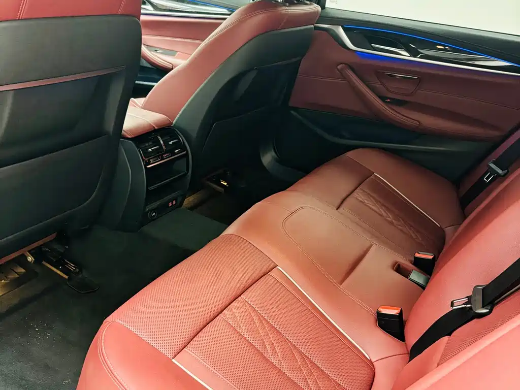 BMW 5 Series — миниатюра 10