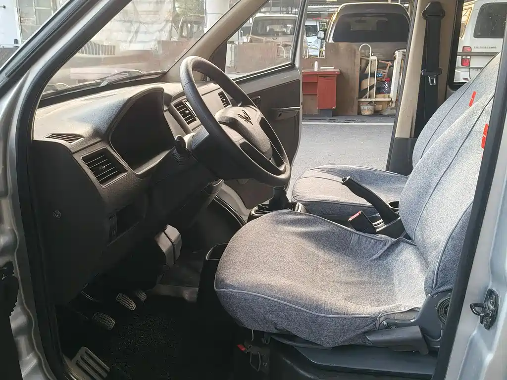 Wuling RongguangS S 2021 1.2L 5 местLSI