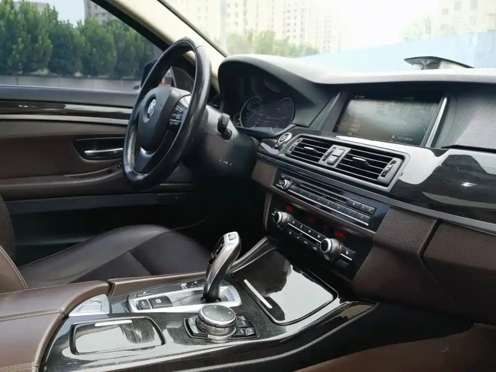 BMW 5 Series — миниатюра 9