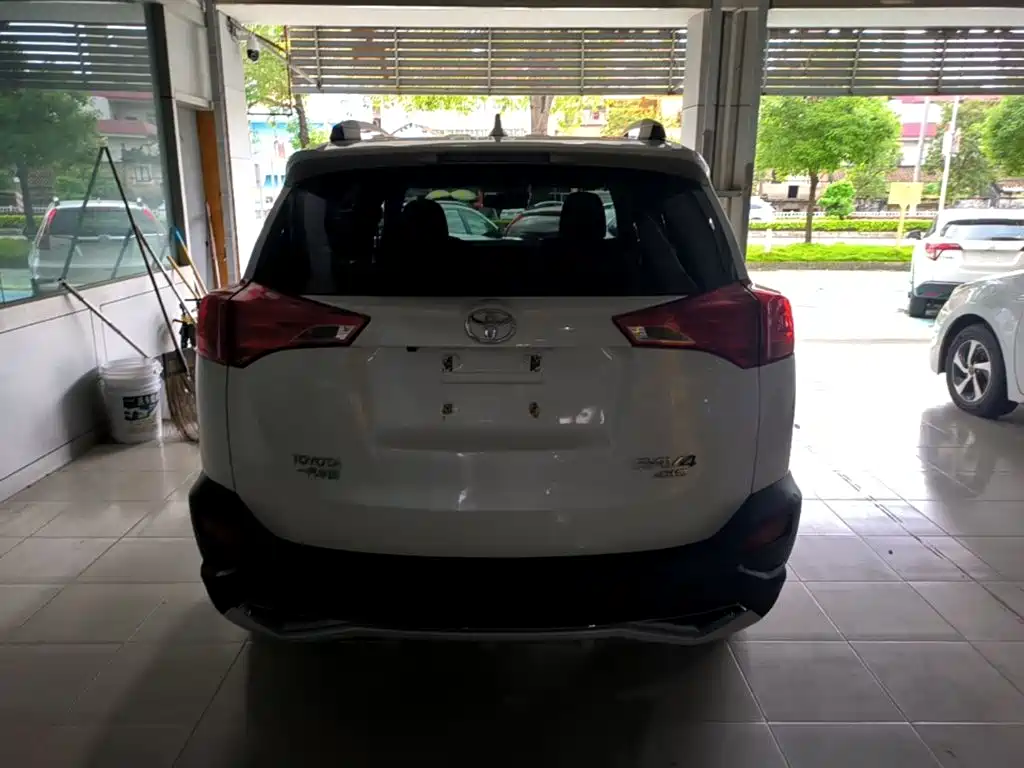 Toyota RAV4 — миниатюра 6