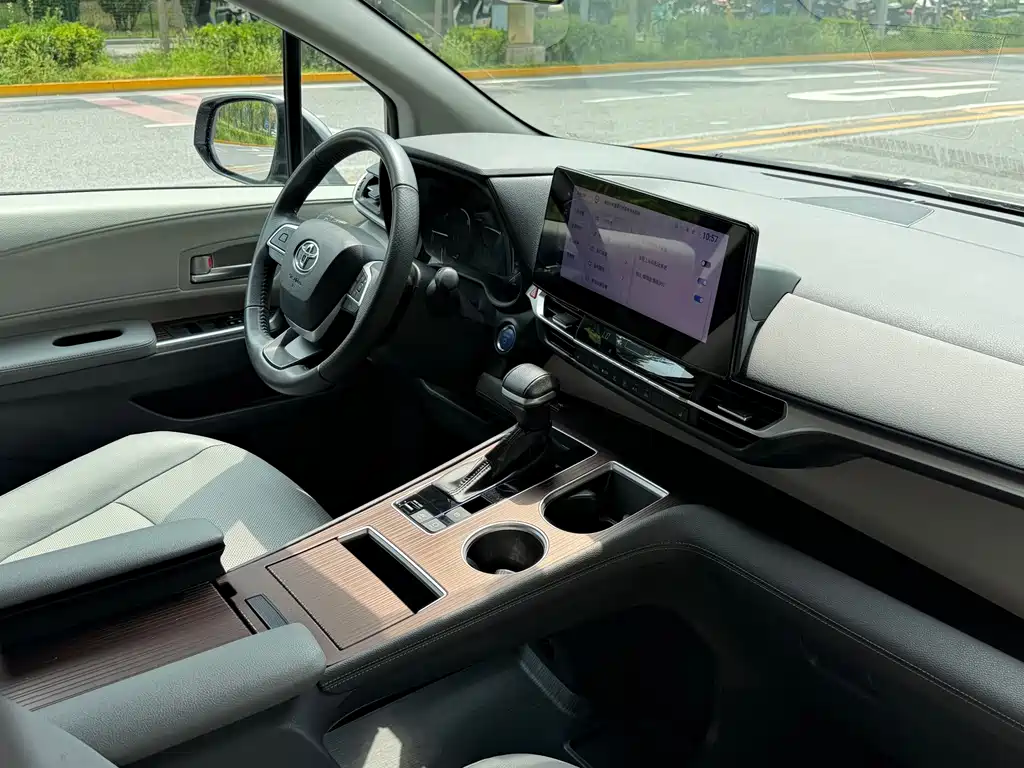 Toyota Granvia — миниатюра 18