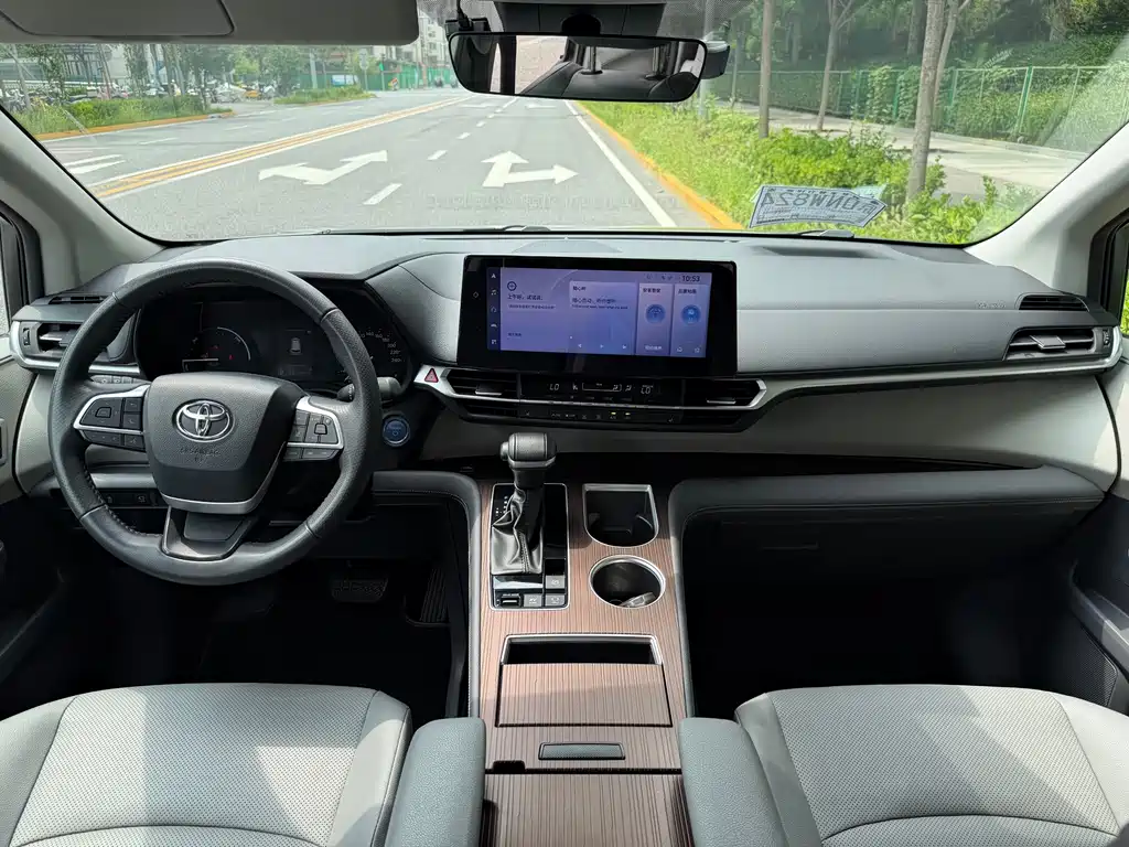 Toyota Granvia — миниатюра 6