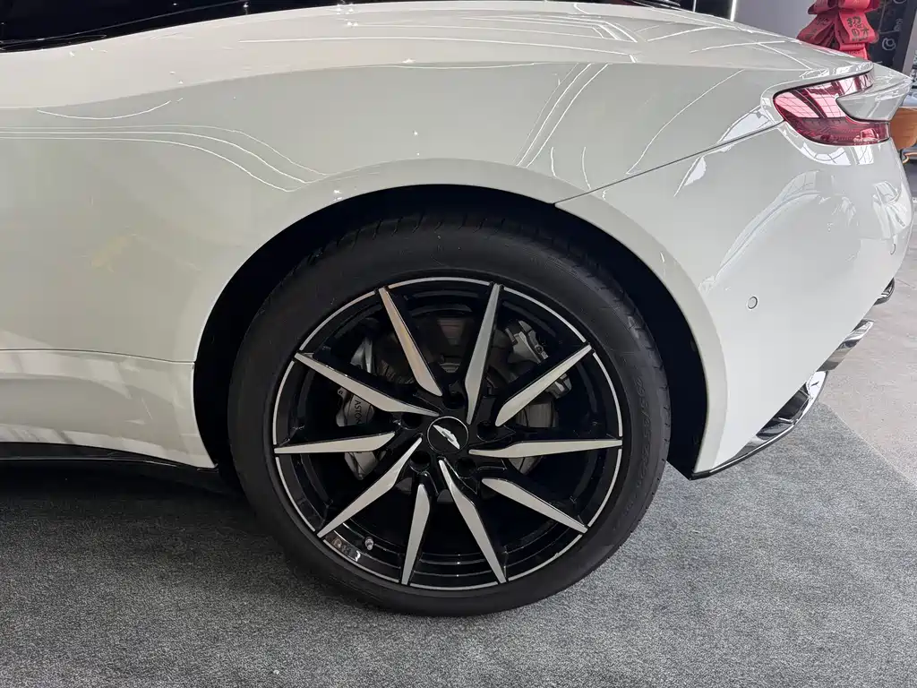 ASTON MARTIN DB11