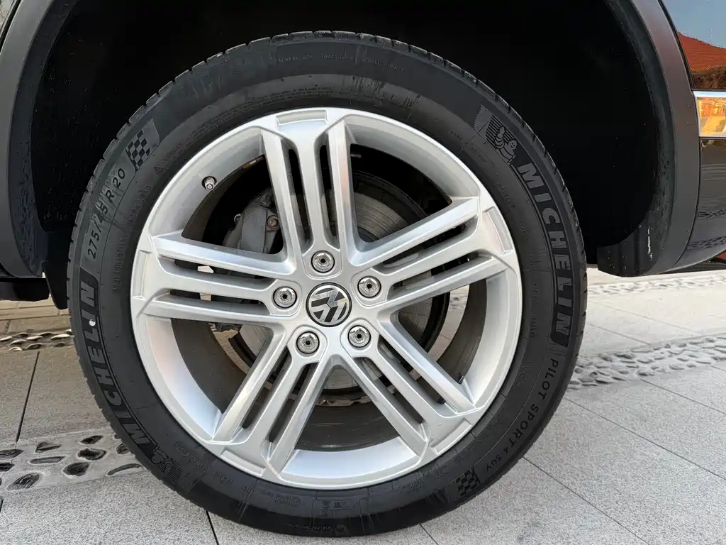 VOLKSWAGEN TOUAREG