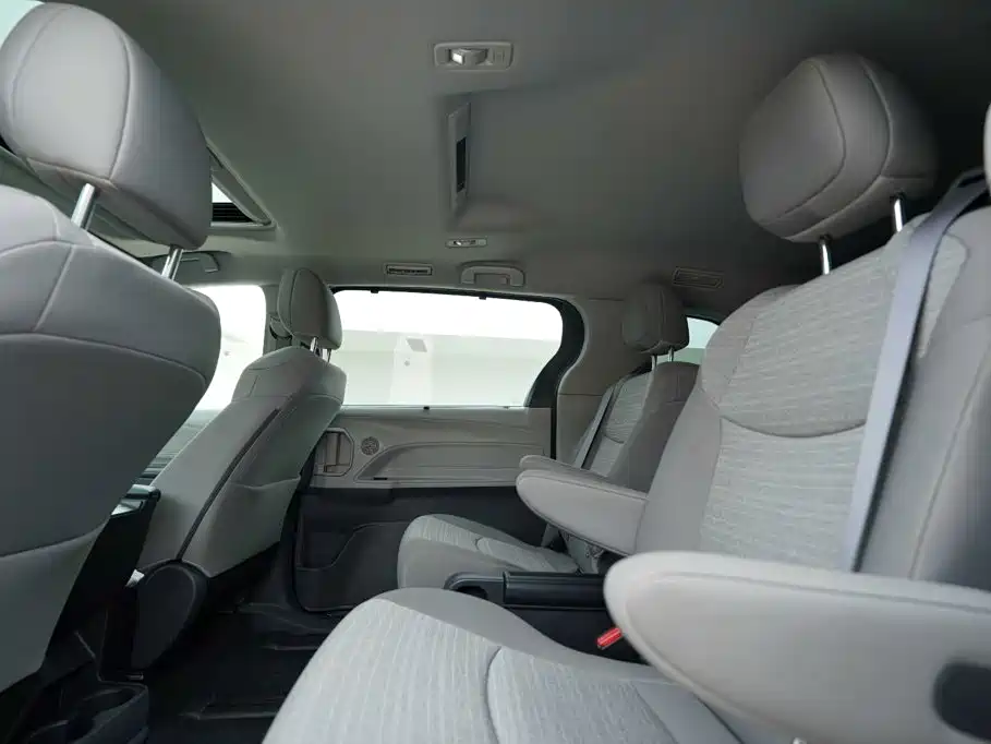 Toyota Sienna — миниатюра 20