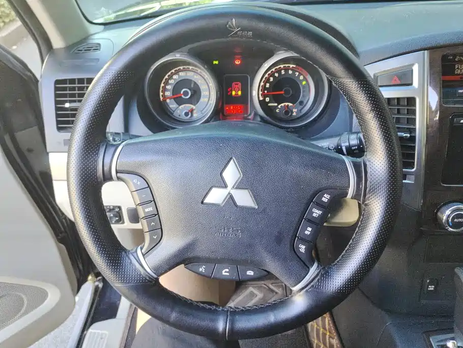Mitsubishi Pajero (Import) — миниатюра 15