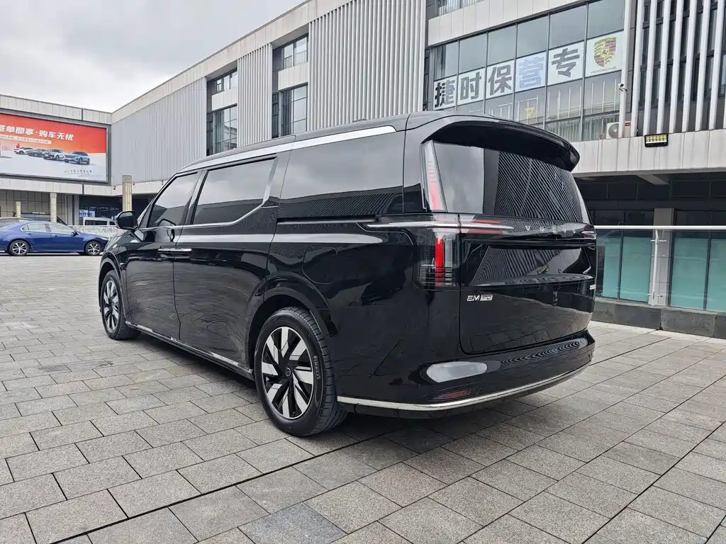 Volvo EM90 — миниатюра 10