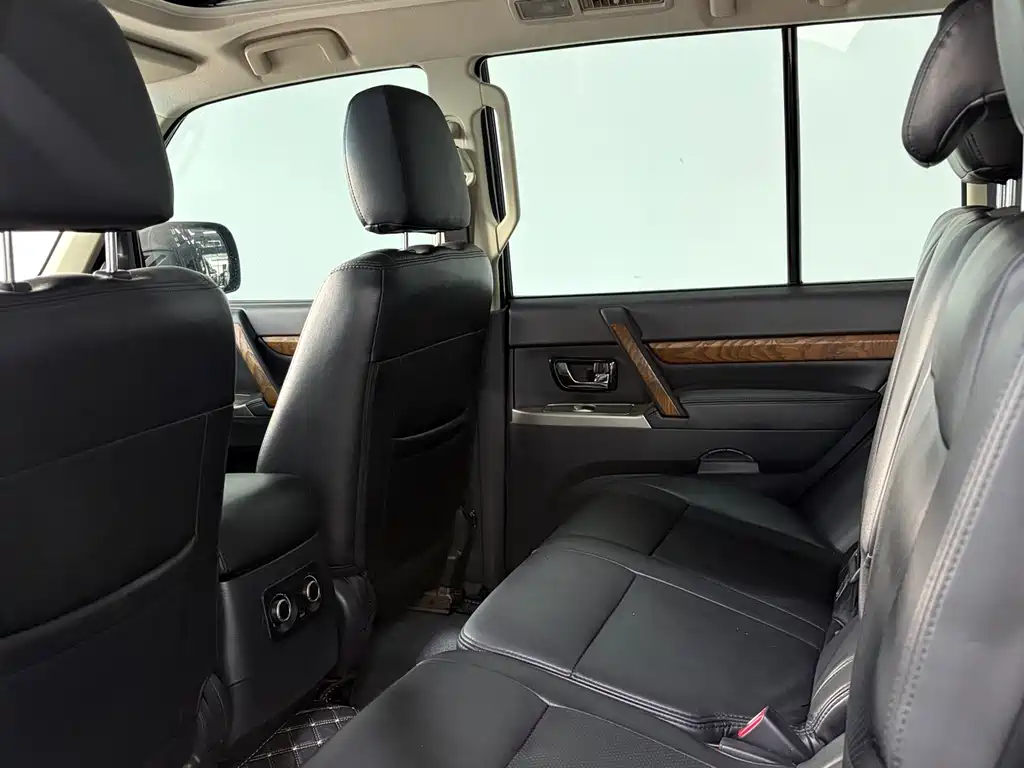 Mitsubishi Pajero (Import) — миниатюра 14
