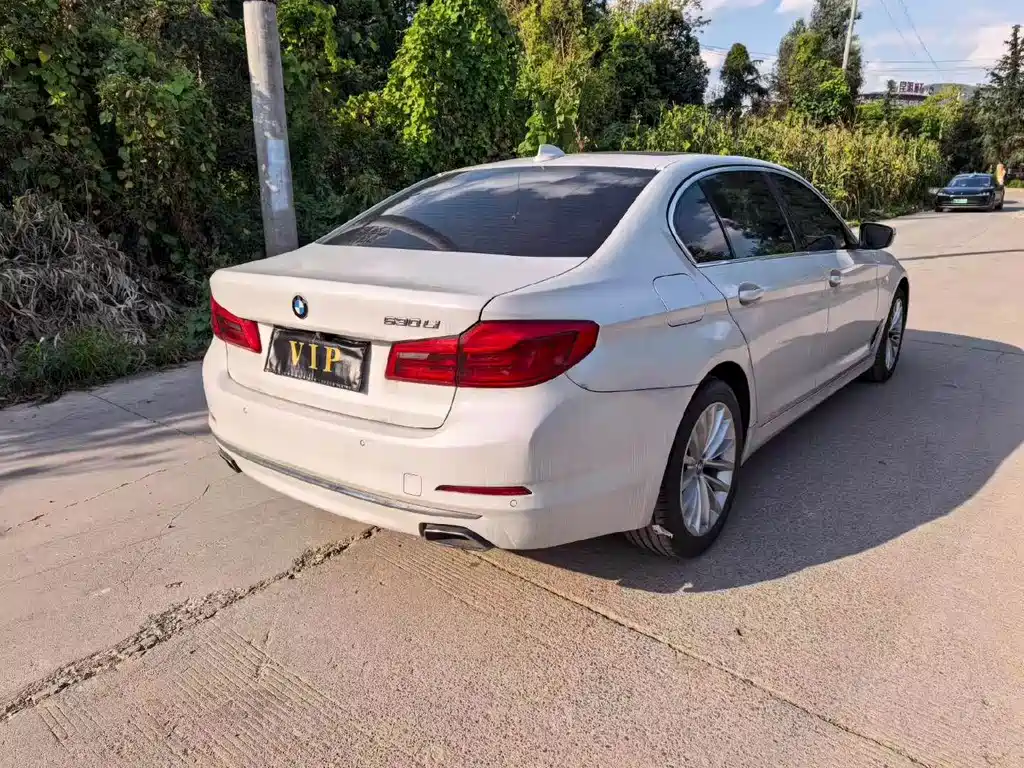 BMW 5 Series — миниатюра 7