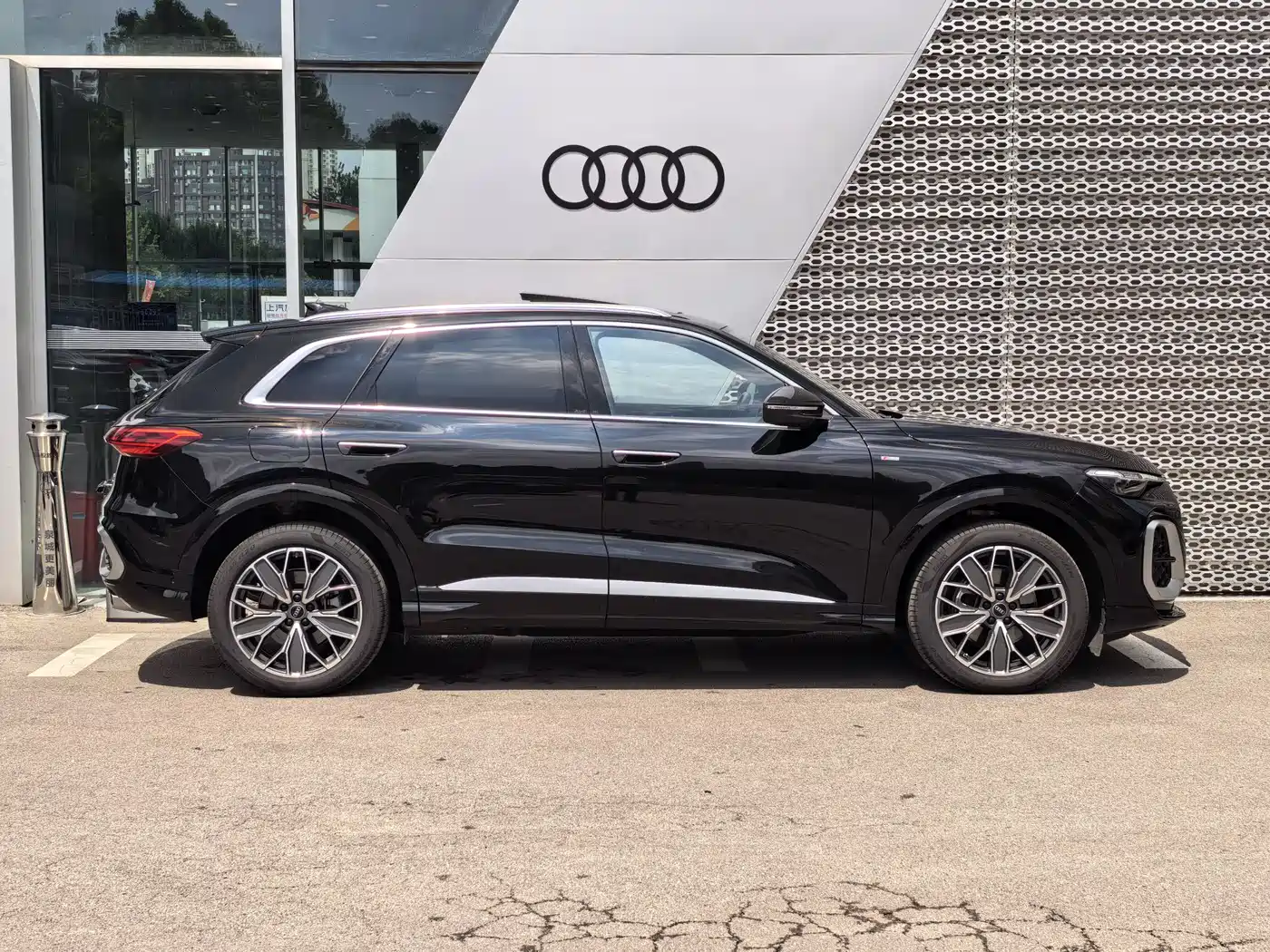 Audi Q5L 2025 Черный из Китая, фото 2