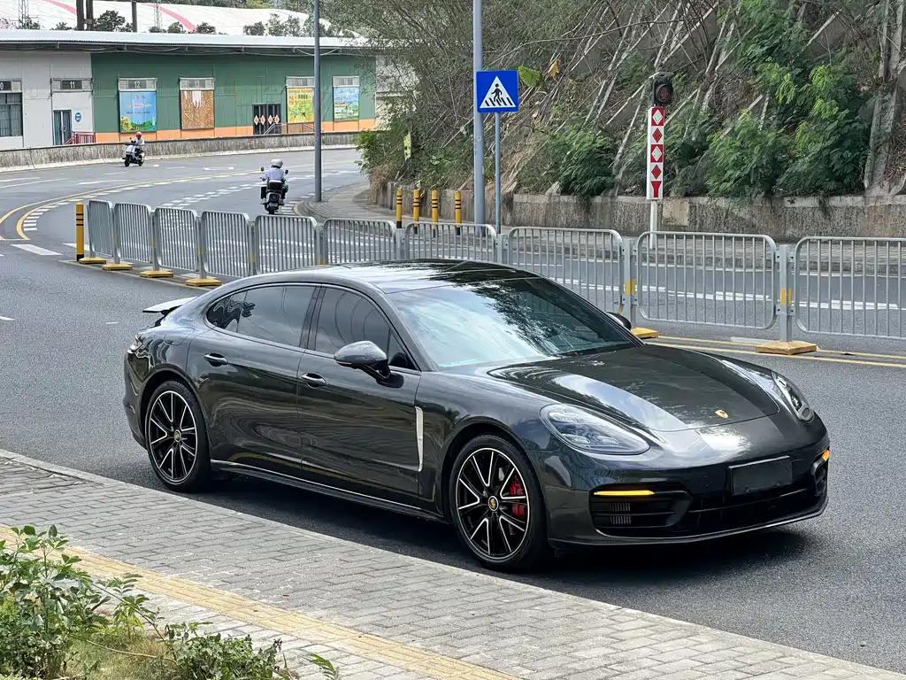 PORSCHE PANAMERA