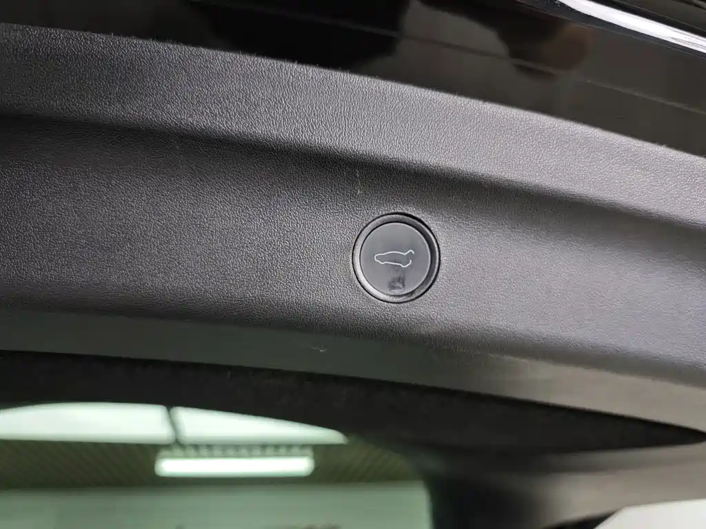 Tesla Model Y — миниатюра 8
