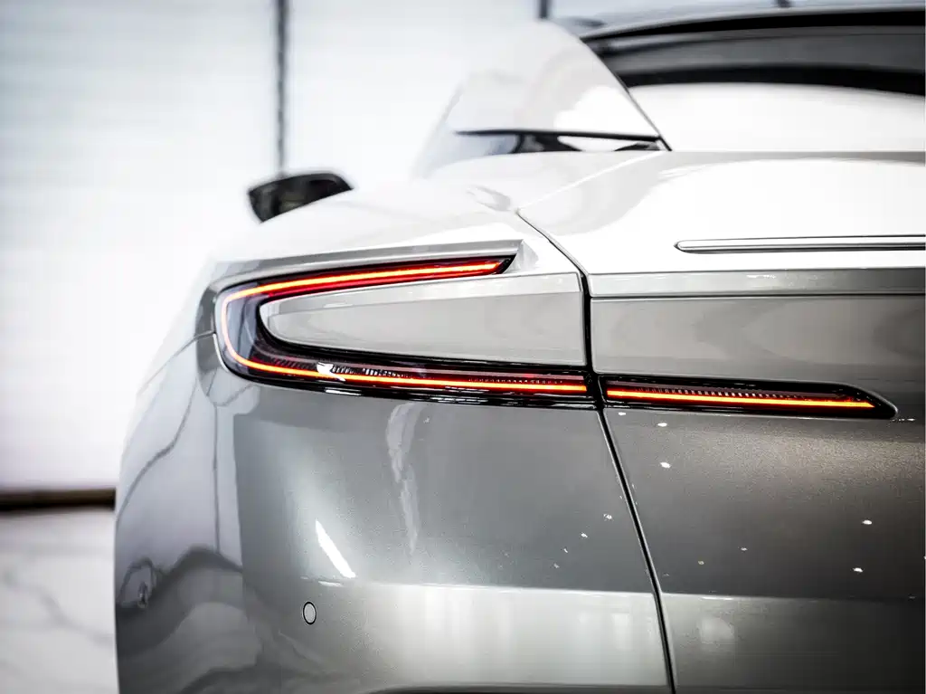 Aston Martin DB11 — миниатюра 7